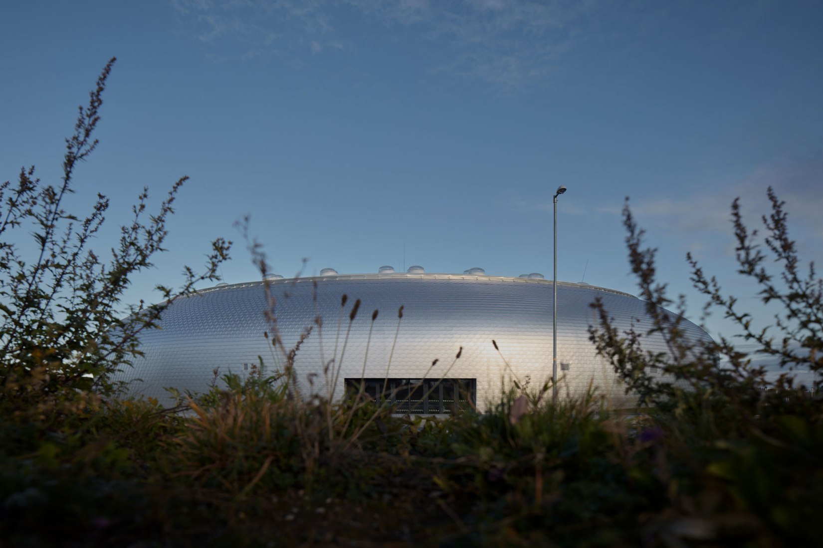 Night view. Dolní Brežany Sports Hall by SPORADICAL. Photograph © Jakub Skokan, Martin Tůma / BoysPlayNice