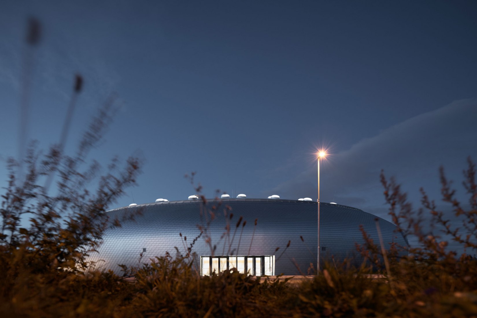 Night view. Dolní Brežany Sports Hall by SPORADICAL. Photograph © Jakub Skokan, Martin Tůma / BoysPlayNice