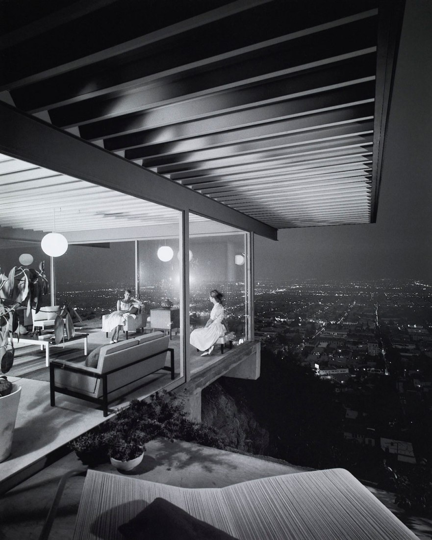 Stahl House (CSH22), photographed in 1960.