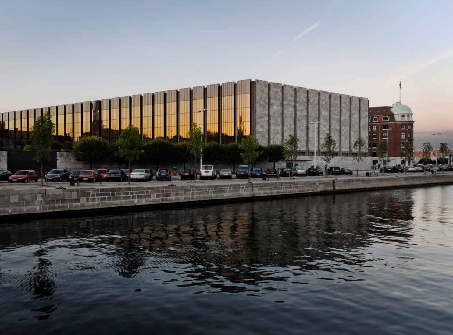 Banco Nacional de Dinamarca, diseñada por Arne Jacobsen, en Copenhague, entre 1966 y 1978, Imagen cortesía del Banco Nacional de Dinamarca