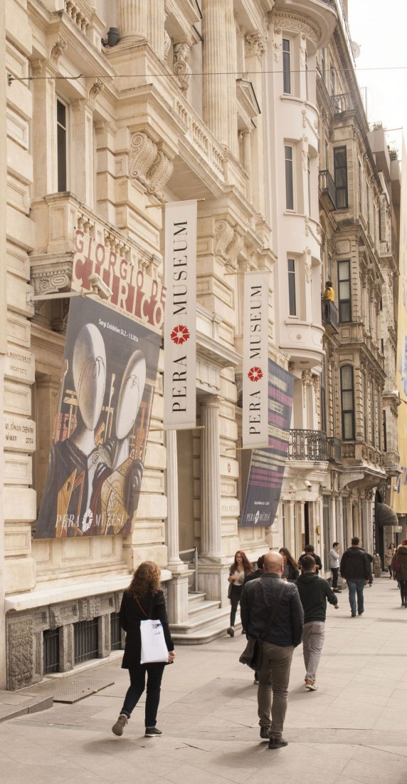 Vista exterior de Pera Muzesi. 4ª Bienal de Diseño de Estambul. Imagen cortesía de IKSV