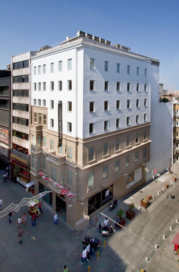 Vista exterior de Akbank Sanat. 4ª Bienal de Diseño de Estambul. Imagen cortesía de IKSV