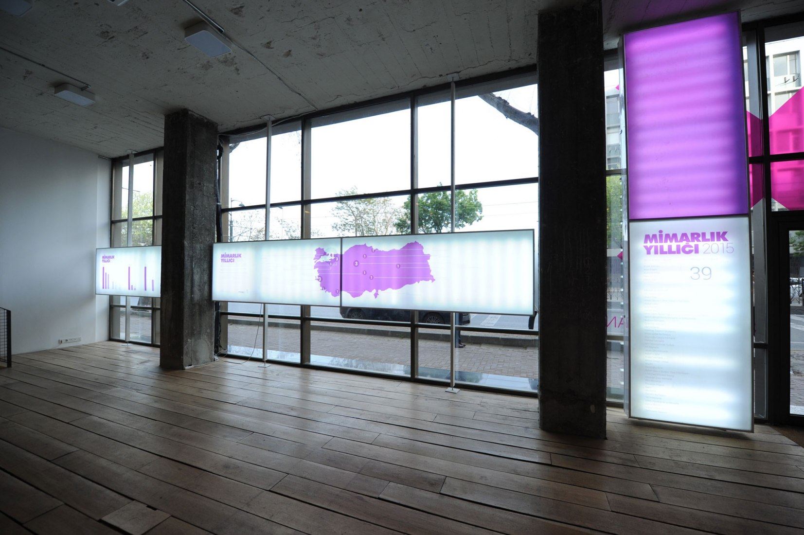 Vista interior de Studio X. 4th Istanbul Design Biennial. Imagen cortesía de IKSV