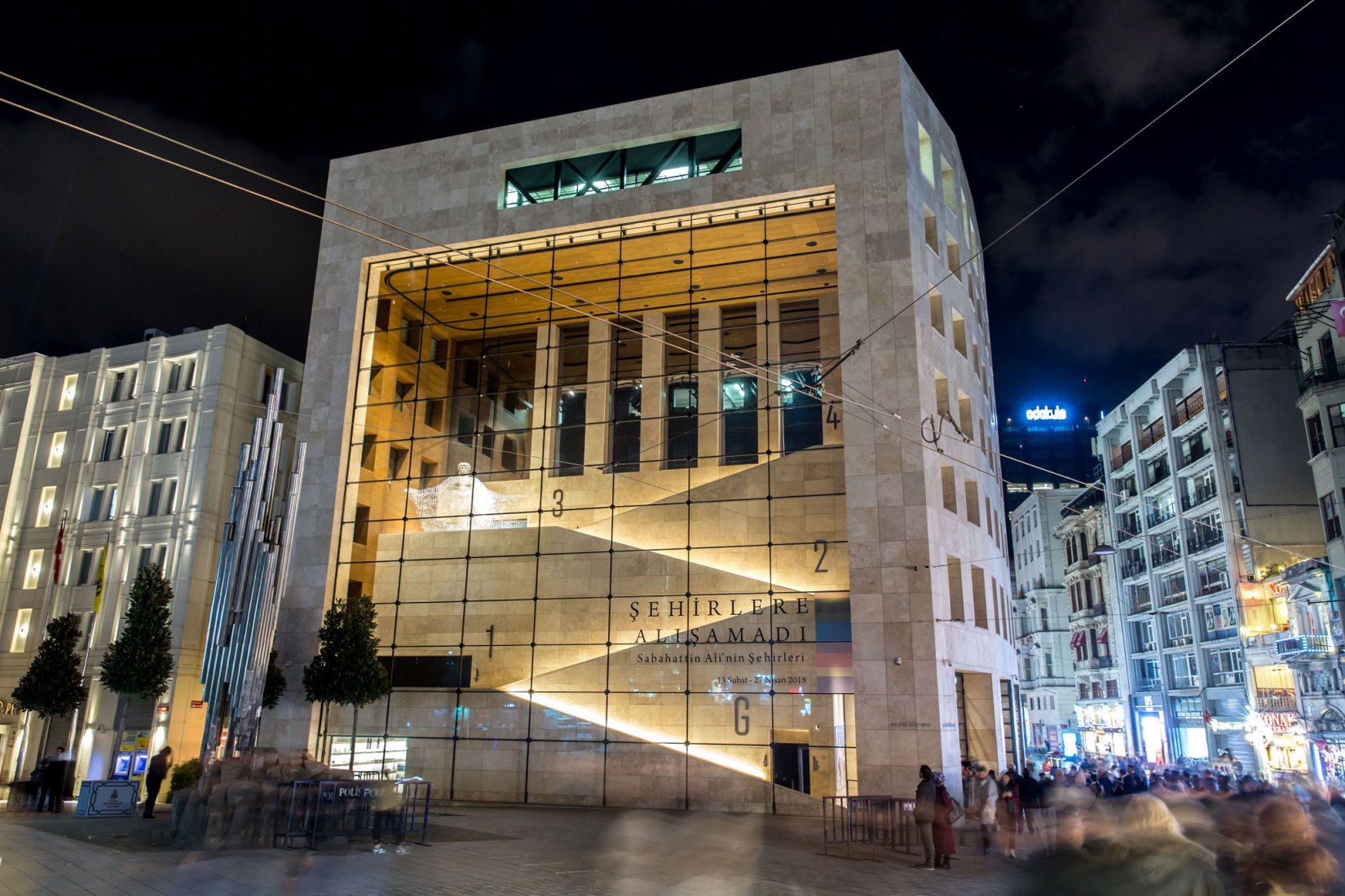 Vista exterior nocturna de Yapı Kredi Kültür Yayincilik. 4ª Bienal de Diseño de Estambul. Fotografía © Koray Senturk. Imagen cortesy de IKSV