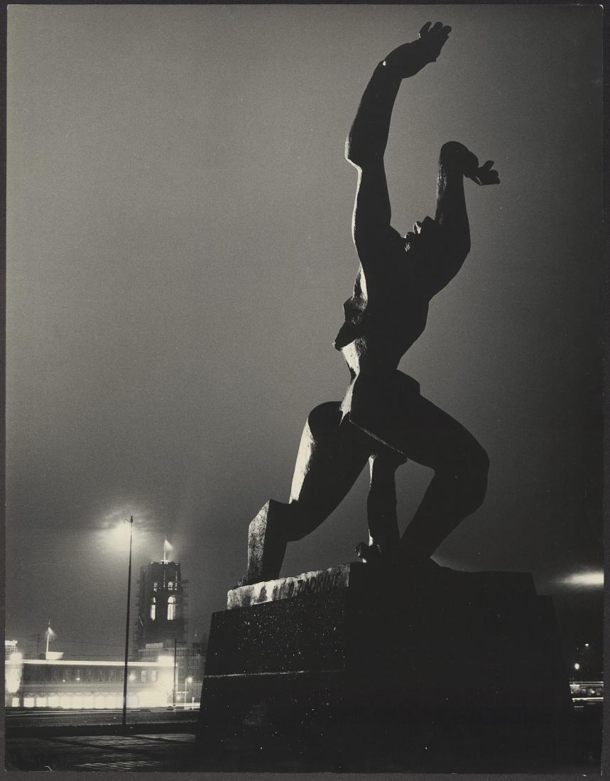 Róterdam, Zadkine, Steef Zoetmulder, 1955. Revelado impreso en gelatina de plata, 48,5 x 37,5 cm. Bibliotecas de la Universidad de Leiden.