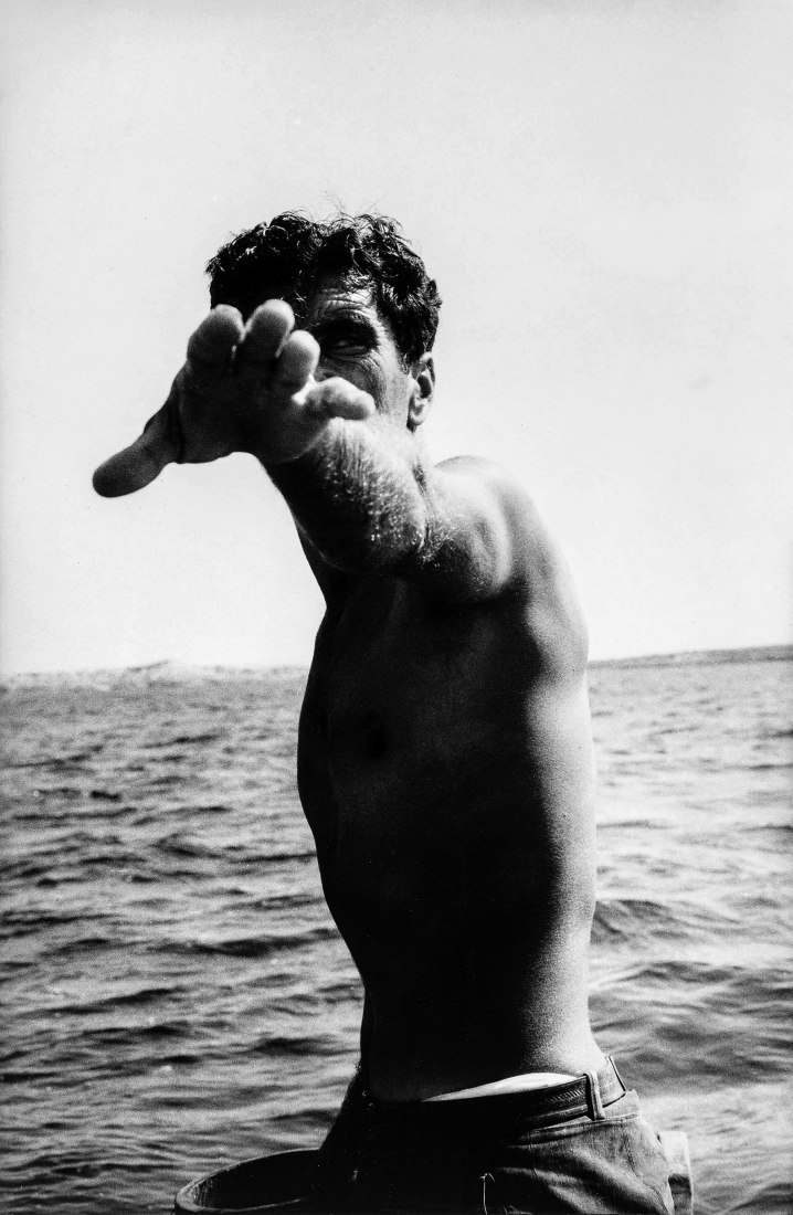 Louis Stettner Tony, «Pepe and Tony, Spanish Fishermen», Ibiza, Spain [Tony, «Pepe y Tony, pescadores españoles», Ibiza, España] 1956 Imagen de plata en gelatina 23,5 × 15,5 cm Cortesía Archivo Louis Stettner, París © Louis Stettner Estate