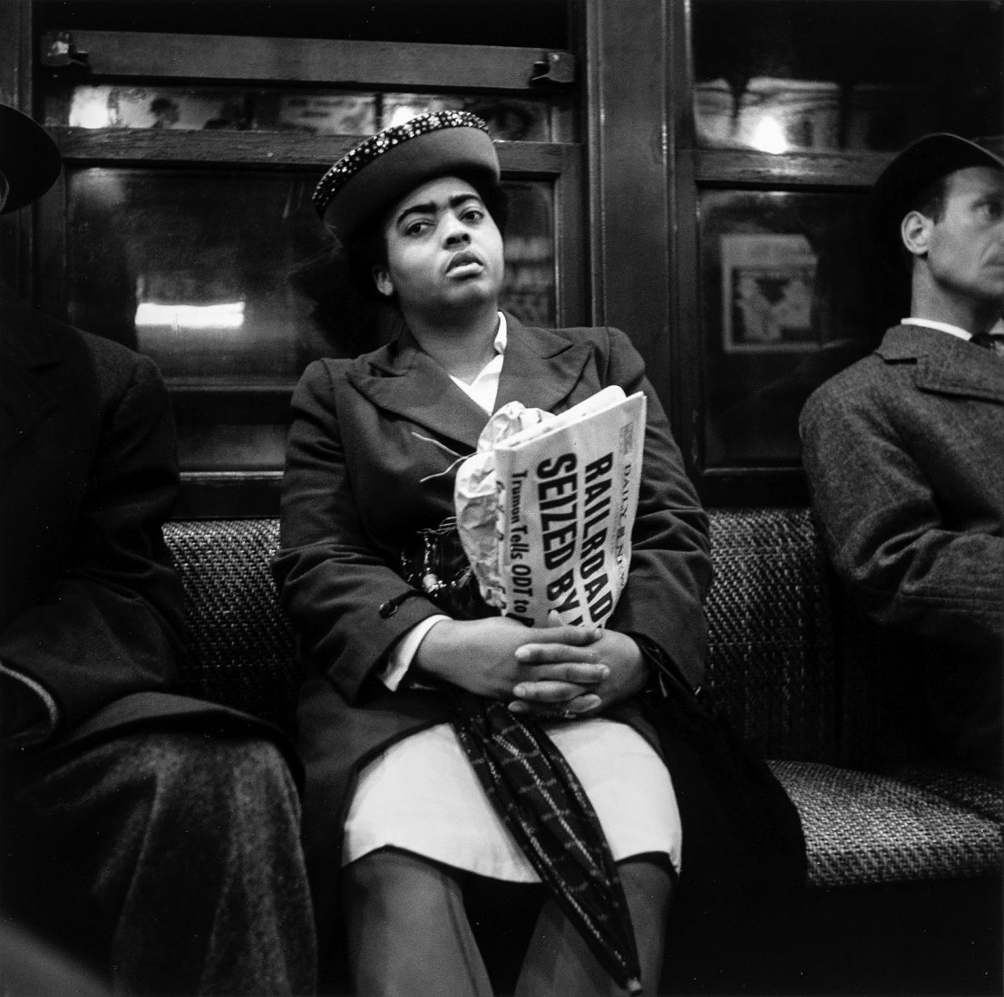 Louis Stettner Woman Holding Newspaper, New York [Mujer sujetando un periódico, Nueva York] 1946 Imagen de plata en gelatina 34,2 × 34,6 cm Cortesía Archivo Louis Stettner, París © Louis Stettner Estate