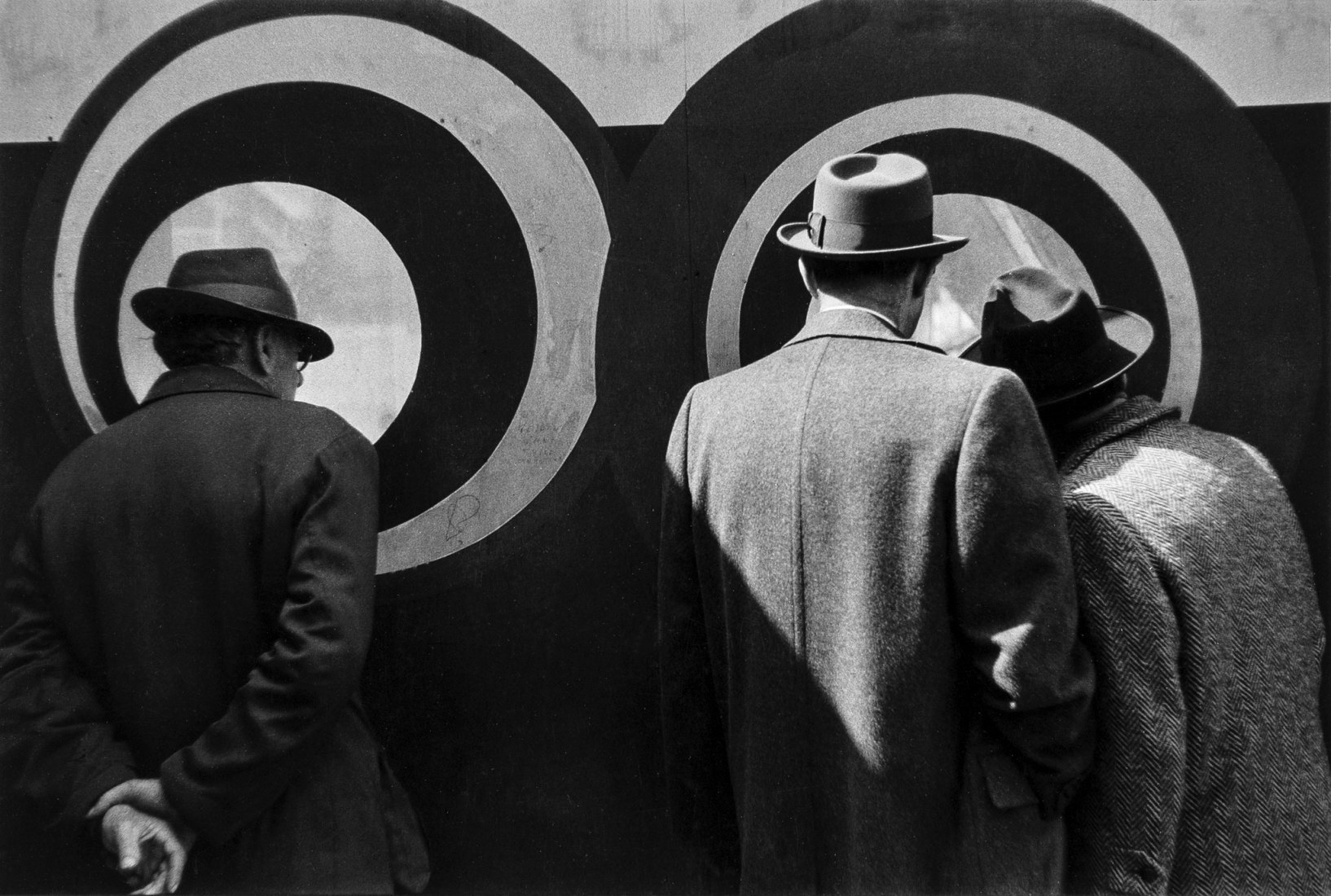 Louis Stettner Concentric Circles, Construction Site, New York [Círculos concéntricos, obra, Nueva York] 1952 Imagen de plata en gelatina 23 × 34,5 cm Cortesía Archivo Louis Stettner, París © Louis Stettner Estate.