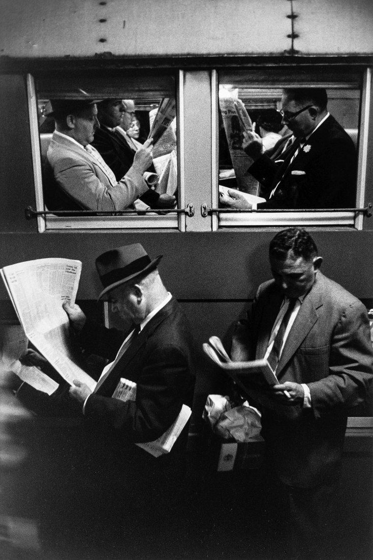 Louis Stettner Commuters, Evening Train, Penn Station, New York [Volviendo del trabajo en el tren de la tarde, Penn Station, Nueva York] 1958 Imagen de plata en gelatina 44,5 × 29,8 cm Cortesía Archivo Louis Stettner, París © Louis Stettner Estate