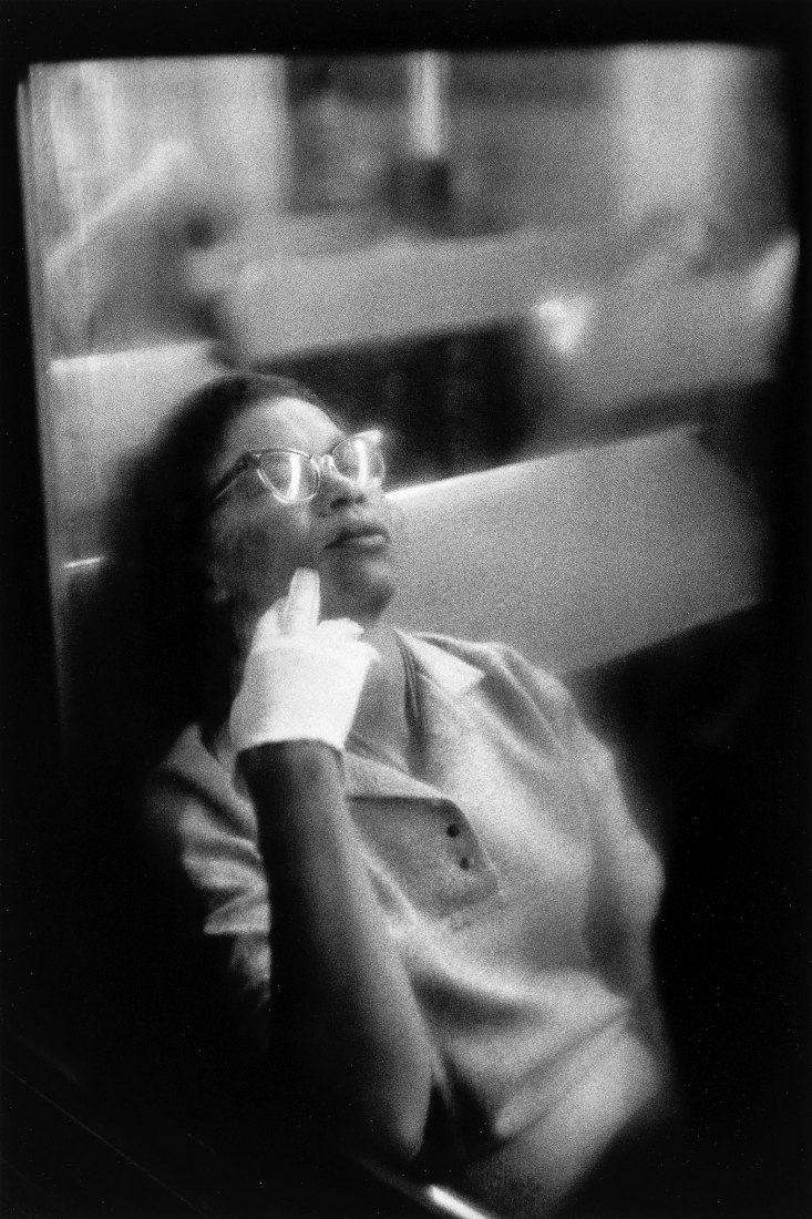 Louis Stettner Woman with White Glove, Penn Station, New York [Mujer con guante blanco, Penn Station, Nueva York] 1958 Imagen de plata en gelatina 24,8 × 23,2 cm Cortesía Archivo Louis Stettner, París © Louis Stettner Estate
