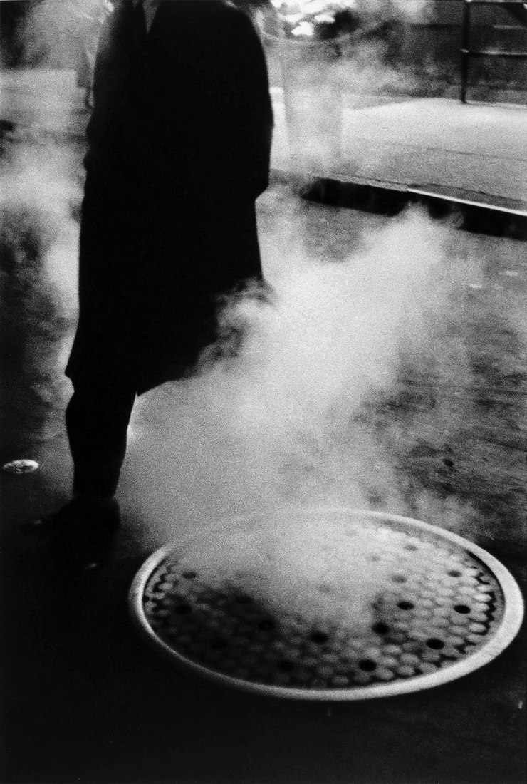 Louis Stettner Manhole, Times Square, New York [Tapa de alcantarilla, Times Square, Nueva York] 1954 Imagen de plata en gelatina 46,3 × 32,3 cm Cortesía Archivo Louis Stettner, París © Louis Stettner Estate