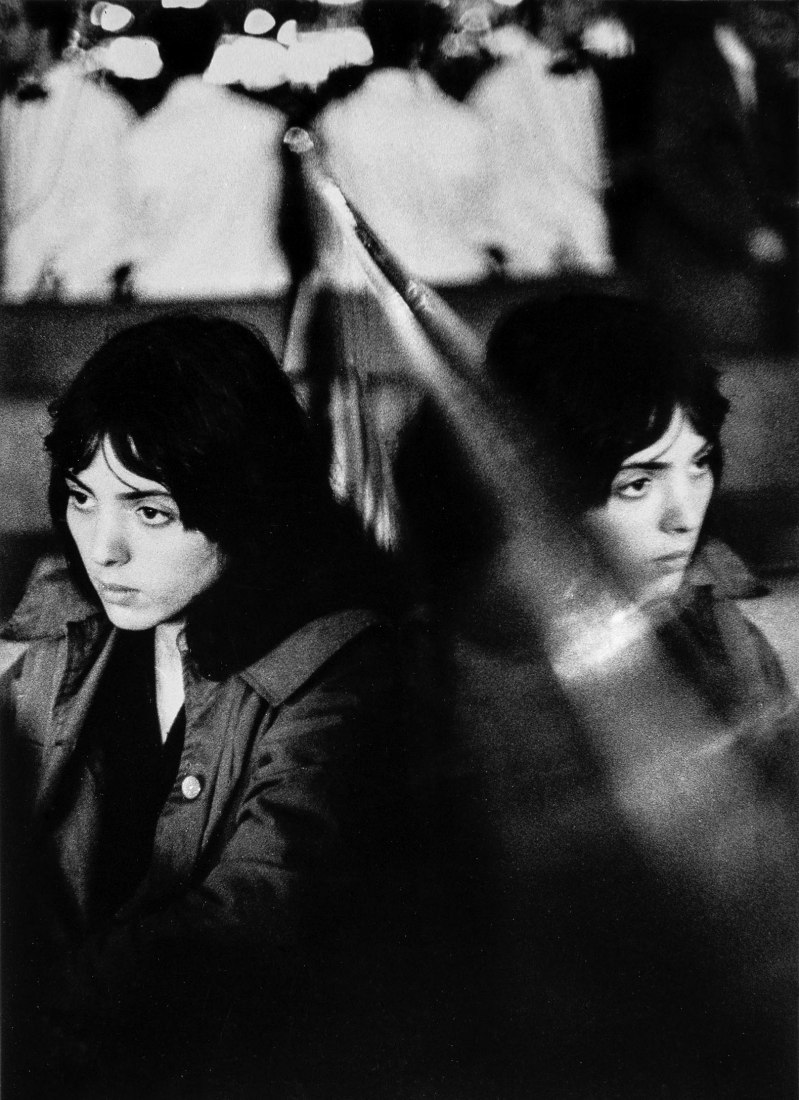 Louis Stettner Nancy Listening to Jazz, Greenwich Village, New York [Nancy escuchando jazz, Greenwich Village, Nueva York] 1958 Imagen de plata en gelatina 28,6 × 20,8 cm Cortesía Archivo Louis Stettner, París © Louis Stettner Estate