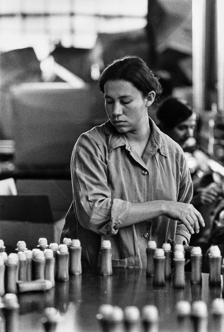Lee Friedlander Assembly Line Worker, Long Island City, New York [Trabajadora en cadena de montaje, Nueva York] 1972-1974 Imagen de plata en gelatina 31,2 × 21,1 cm Cortesía Archivo Louis Stettner, París © Louis Stettner Estate