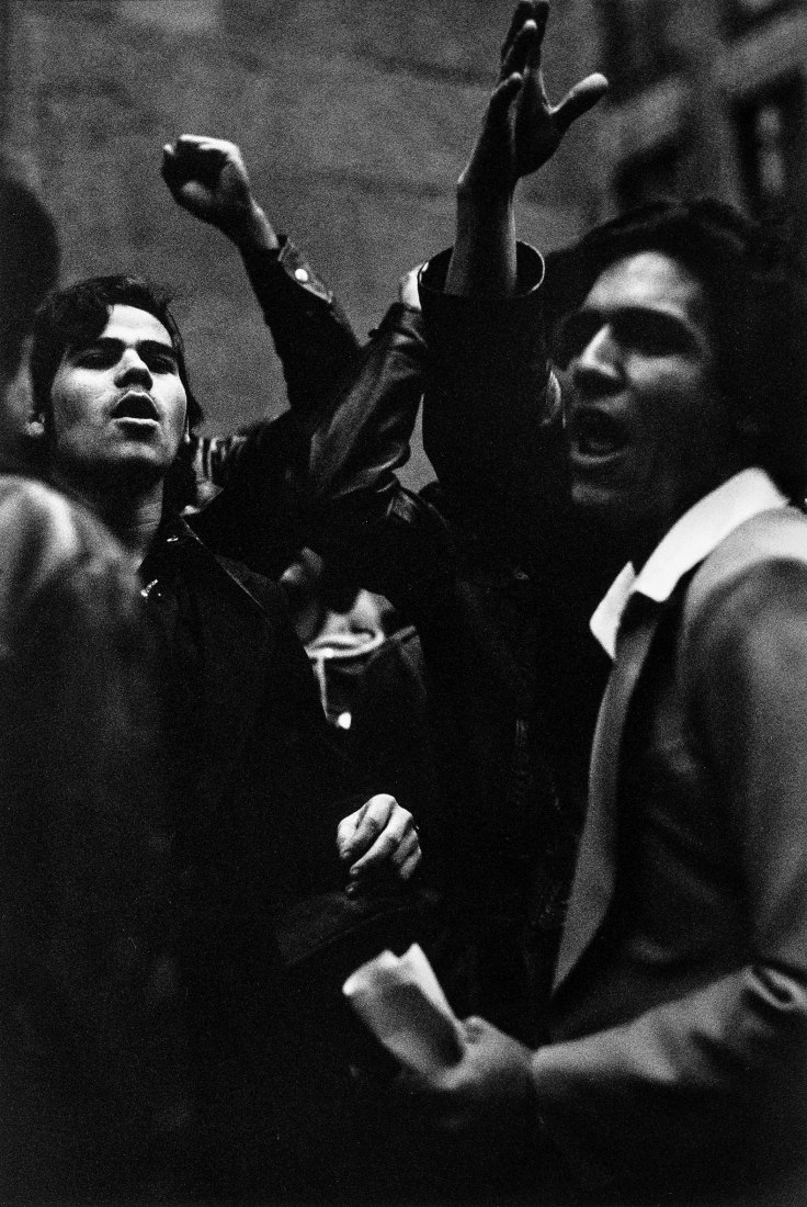 Louis Stettner Demonstrators on March in Support of United Farm Workers, New York [Manifestantes en una marcha de apoyo a la Unión de Campesinos, Nueva York] 1975-1976 Imagen de plata en gelatina 33,1 × 22,2 cm Cortesía Archivo Louis Stettner, París © Louis Stettner Estate