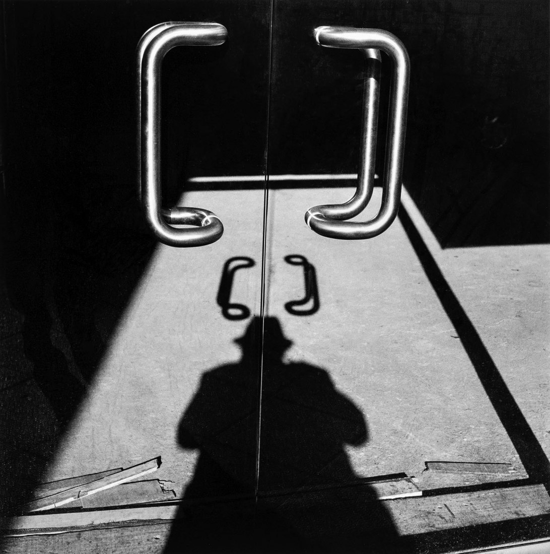 Louis Stettner Self-Portrait, Santiago, Chile [Autorretrato, Santiago de Chile] 2000-2001 Imagen de plata en gelatina 33,7 × 33,5 cm Cortesía Archivo Louis Stettner, París © Louis Stettner Estate