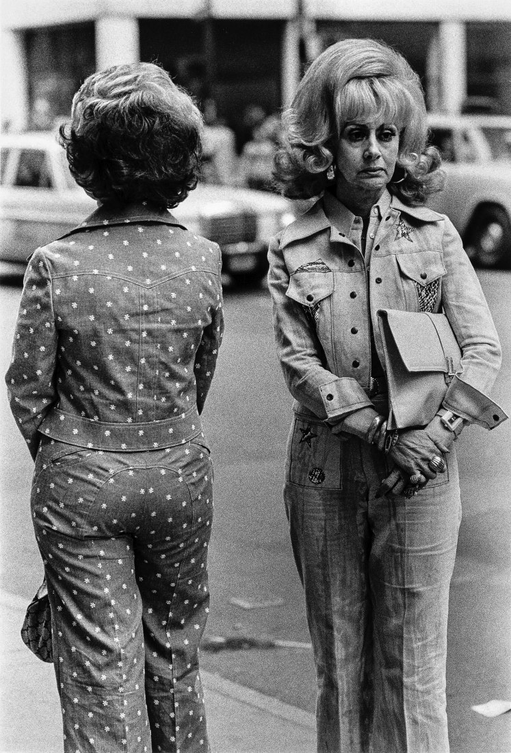 Louis Stettner Women from Texas, Fifth Avenue, New York [Mujeres de Texas, Fifth Avenue, Nueva York] 1975 Imagen de plata en gelatina 45,1 × 30,6 cm Cortesía Archivo Louis Stettner, París © Louis Stettner Estate