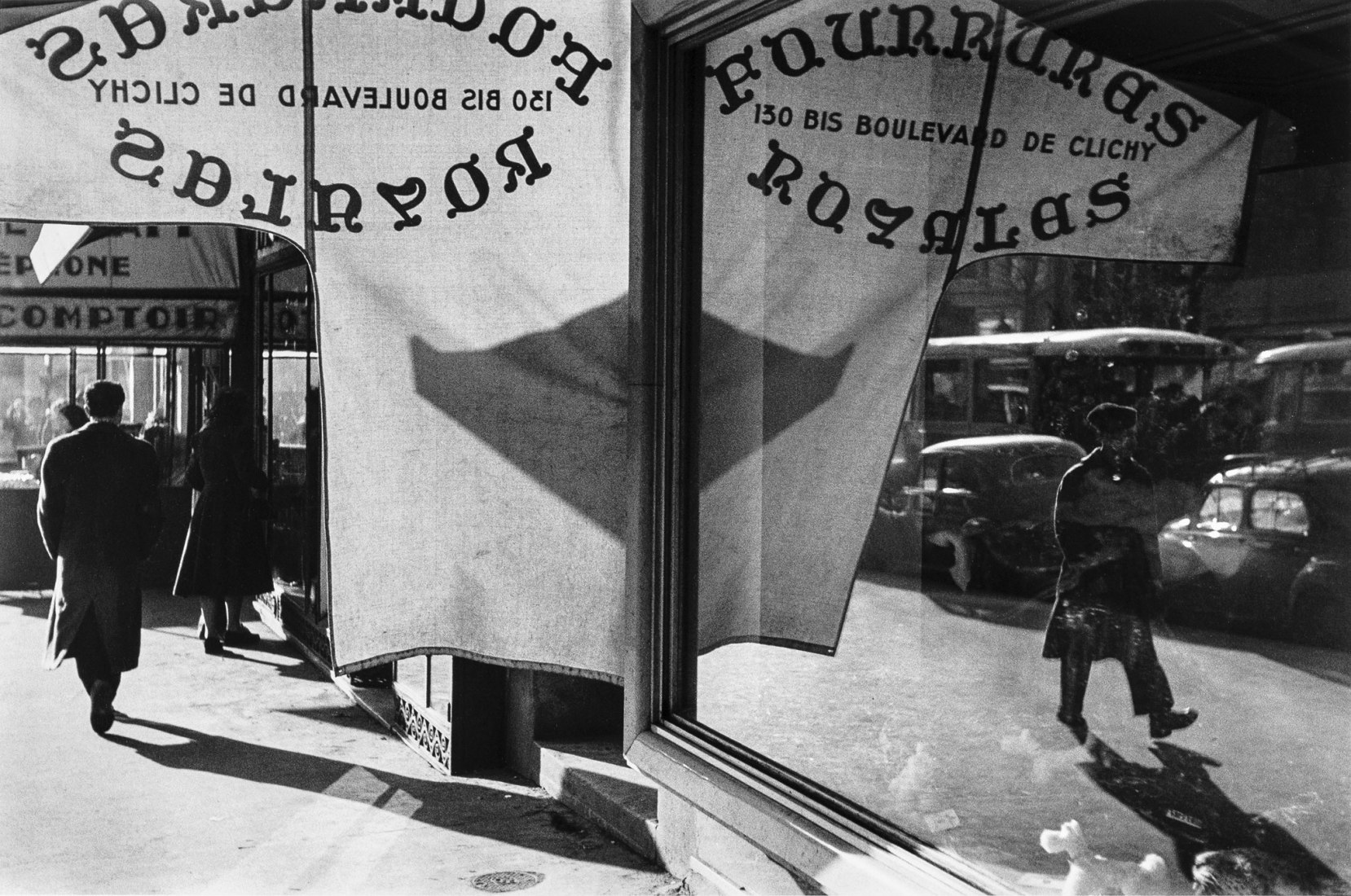 Louis Stettner Boulevard de Clichy, Paris [Boulevard de Clichy, París] 1951 Imagen de plata en gelatina 29,7 × 44,8 cm Cortesía Archivo Louis Stettner, París © Louis Stettner Estate