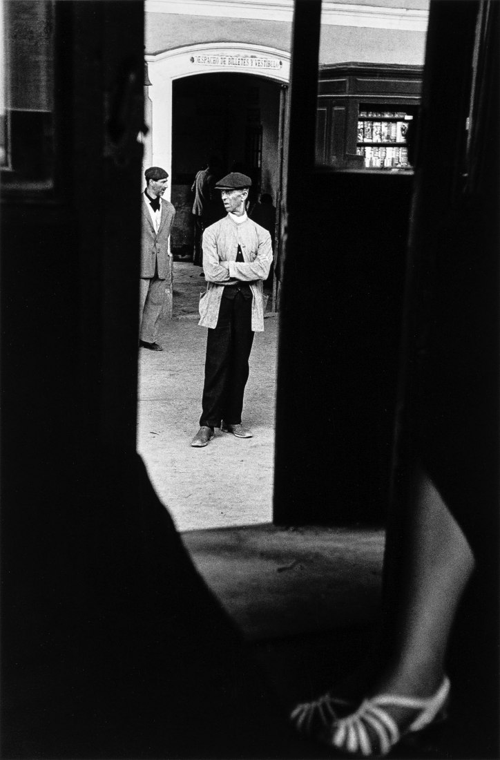 Louis Stettner Train Station Near Málaga, Spain [Estación de tren cerca de Málaga, España] 1951 Imagen de plata en gelatina 30,4 × 20 cm Cortesía Archivo Louis Stettner, París © Louis Stettner Estate