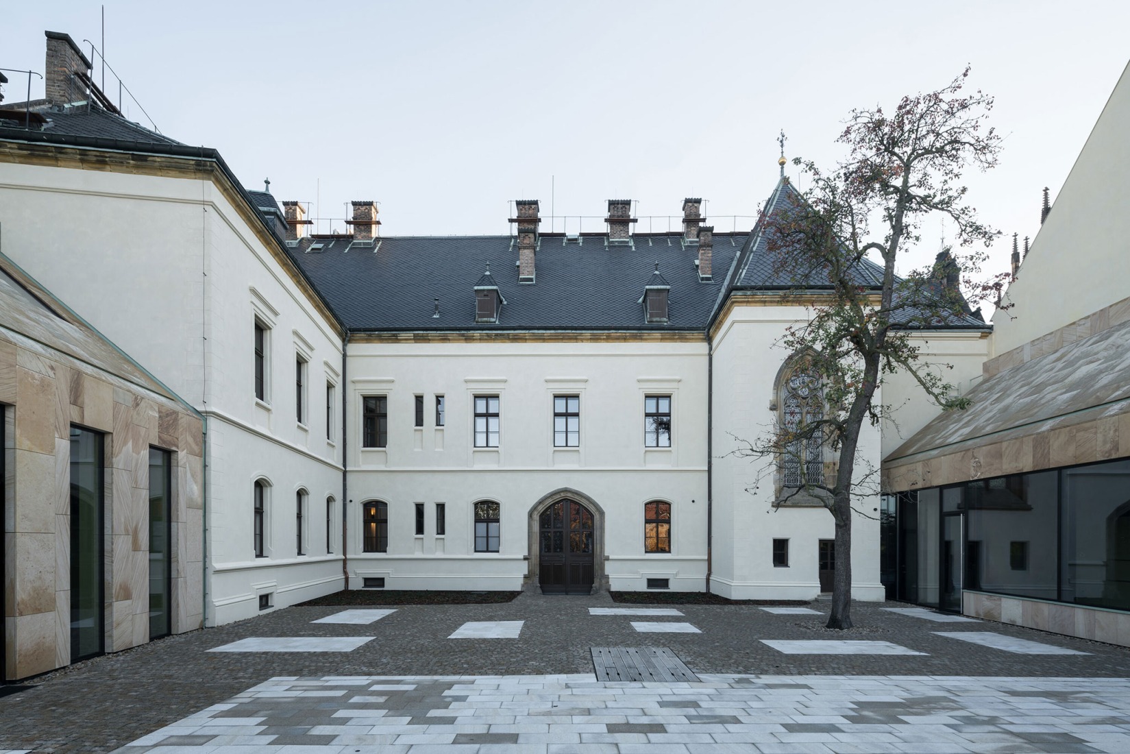 Reconstrucción y ampliación del Nuevo Provostry por Studio Acht. Fotografía por Tomáš Slavík.