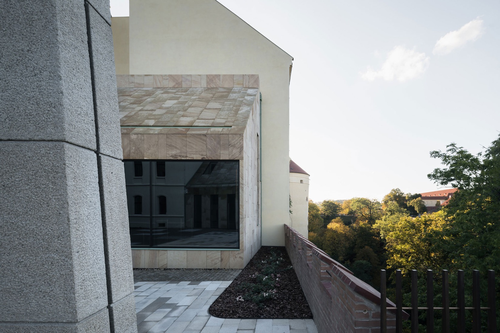 Reconstrucción y ampliación del Nuevo Provostry por Studio Acht. Fotografía por Tomáš Slavík.
