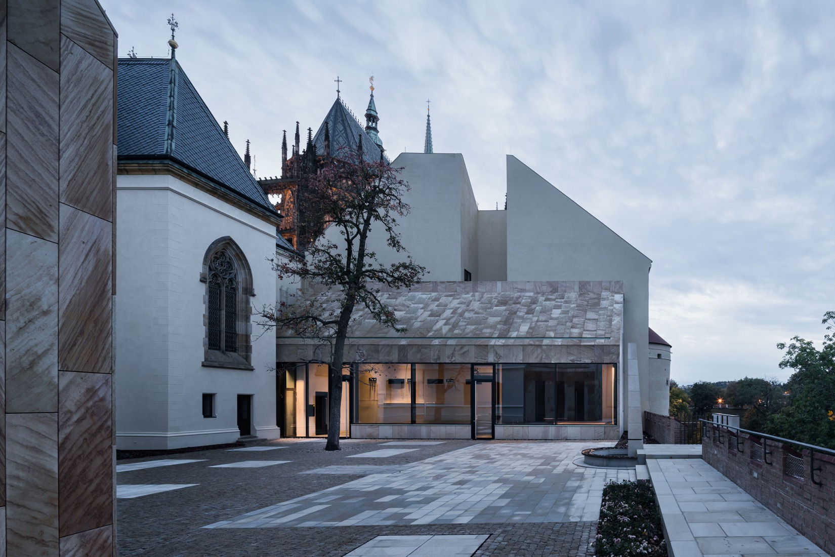 Reconstrucción y ampliación del Nuevo Provostry por Studio Acht. Fotografía por Tomáš Slavík.