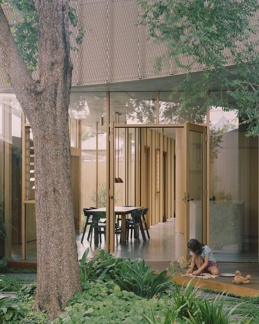 Casa de otoño / Autumn House por Studio Bright. Fotografía de Rory Gardiner.