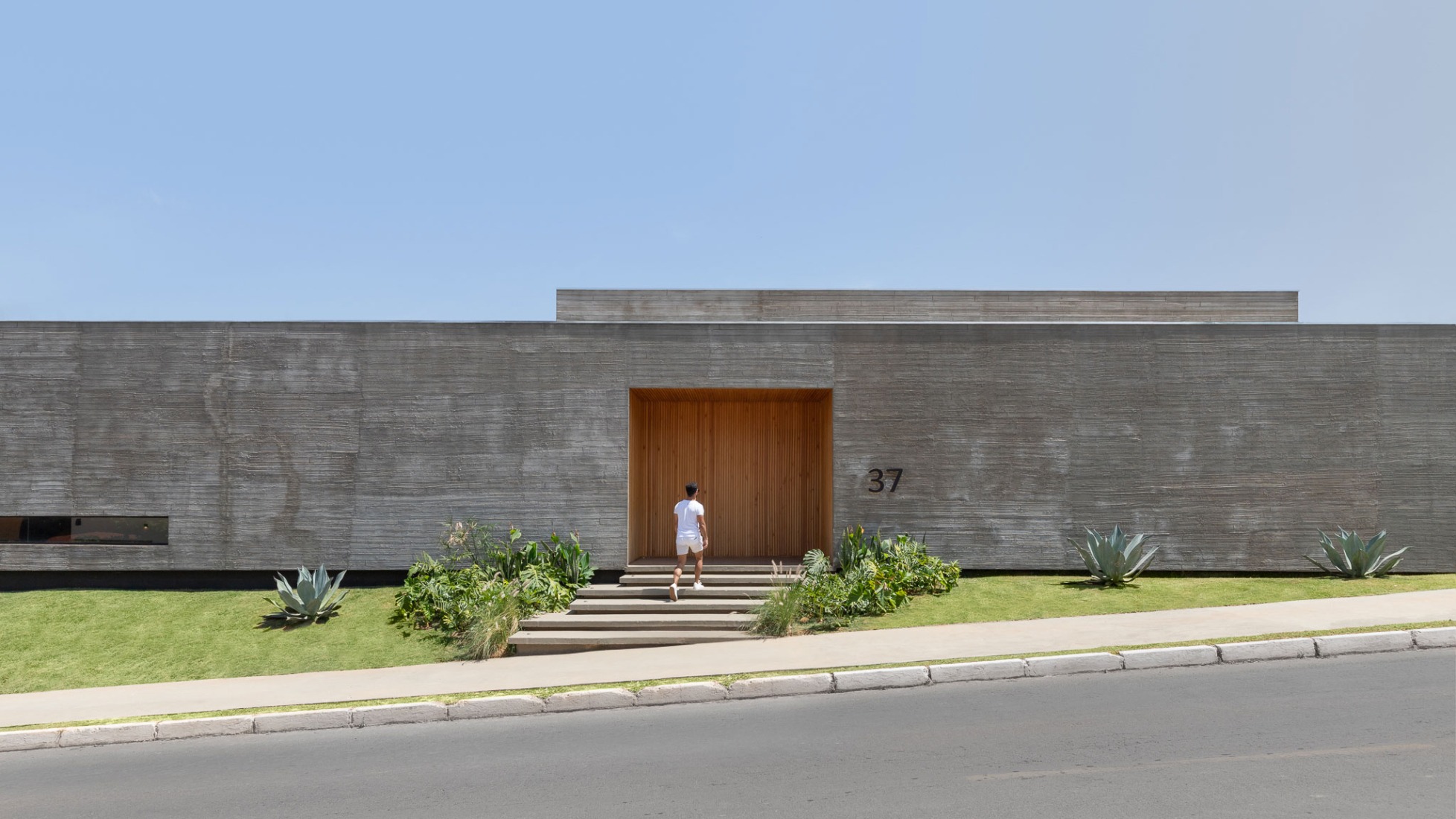 Casa Paineiras by Studio Bruno Porto. Photograph by Júlia Totoli.