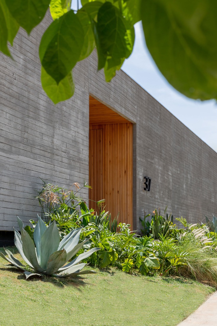 Casa Paineiras by Studio Bruno Porto. Photograph by Júlia Totoli.