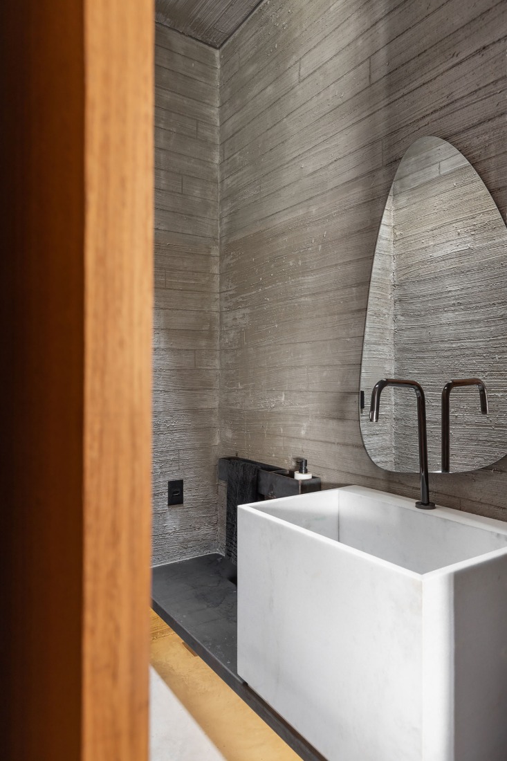 Casa Paineiras by Studio Bruno Porto. Photograph by Júlia Totoli.