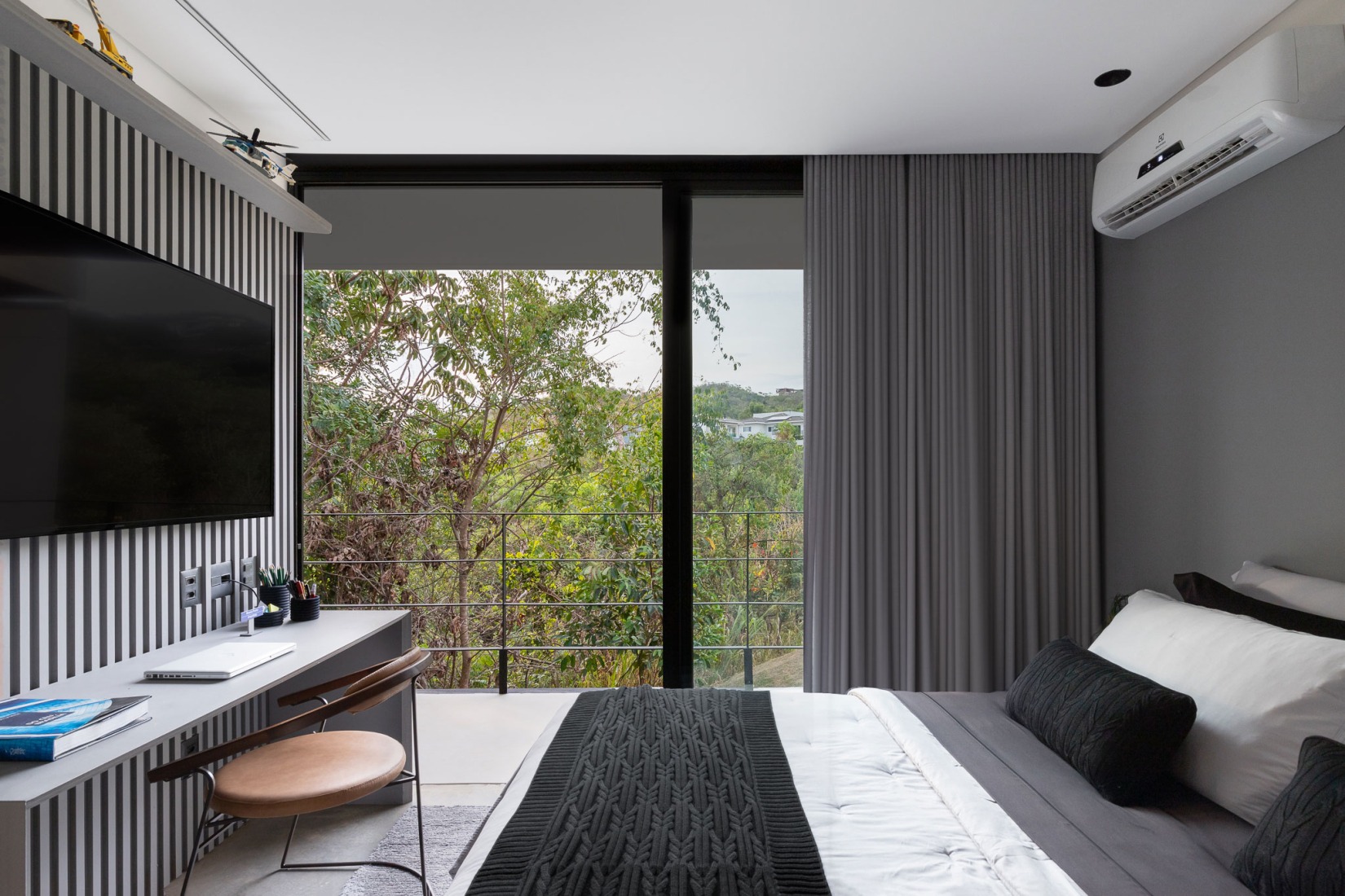 Casa Paineiras by Studio Bruno Porto. Photograph by Júlia Totoli.