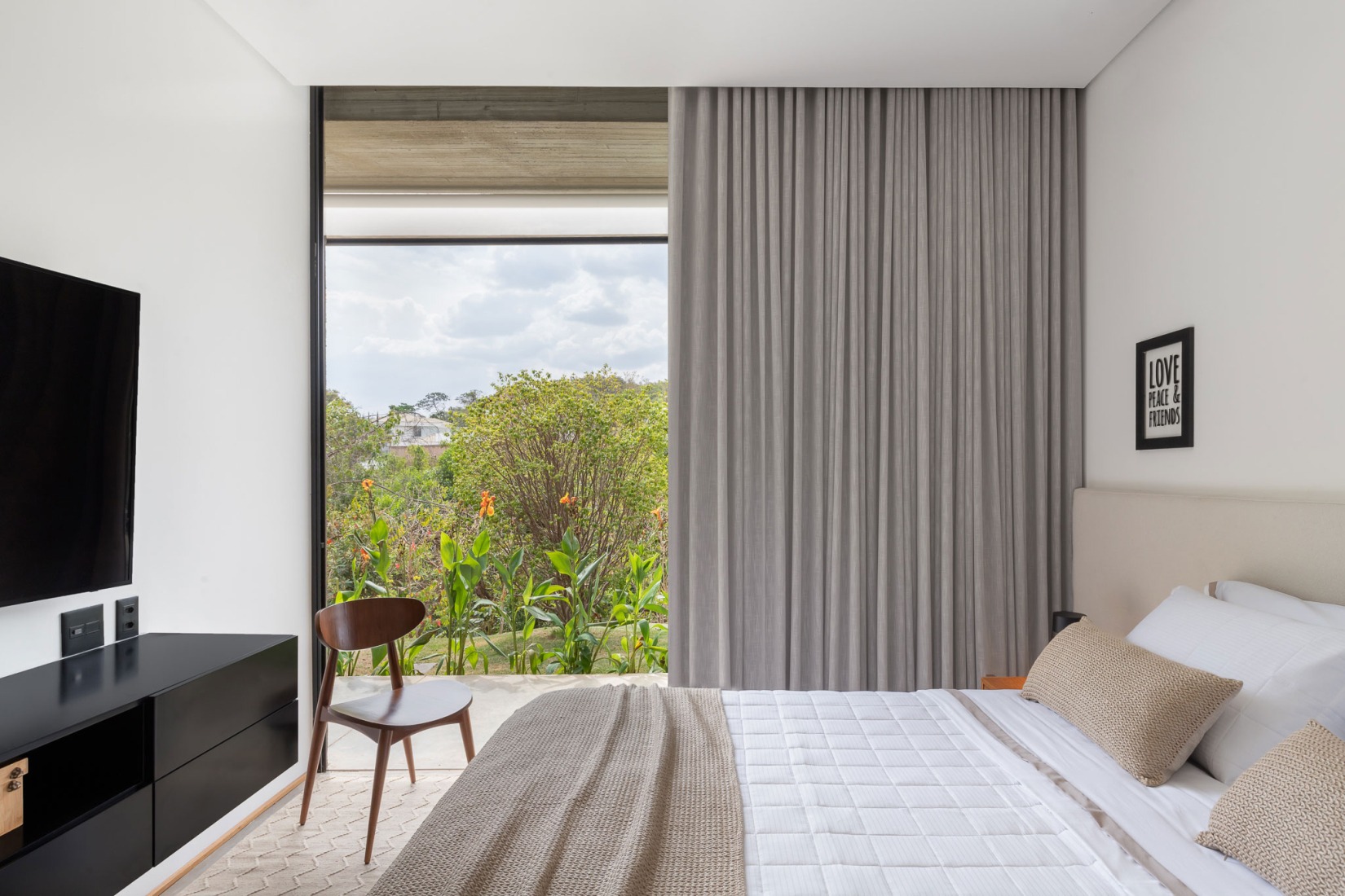 Casa Paineiras by Studio Bruno Porto. Photograph by Júlia Totoli.