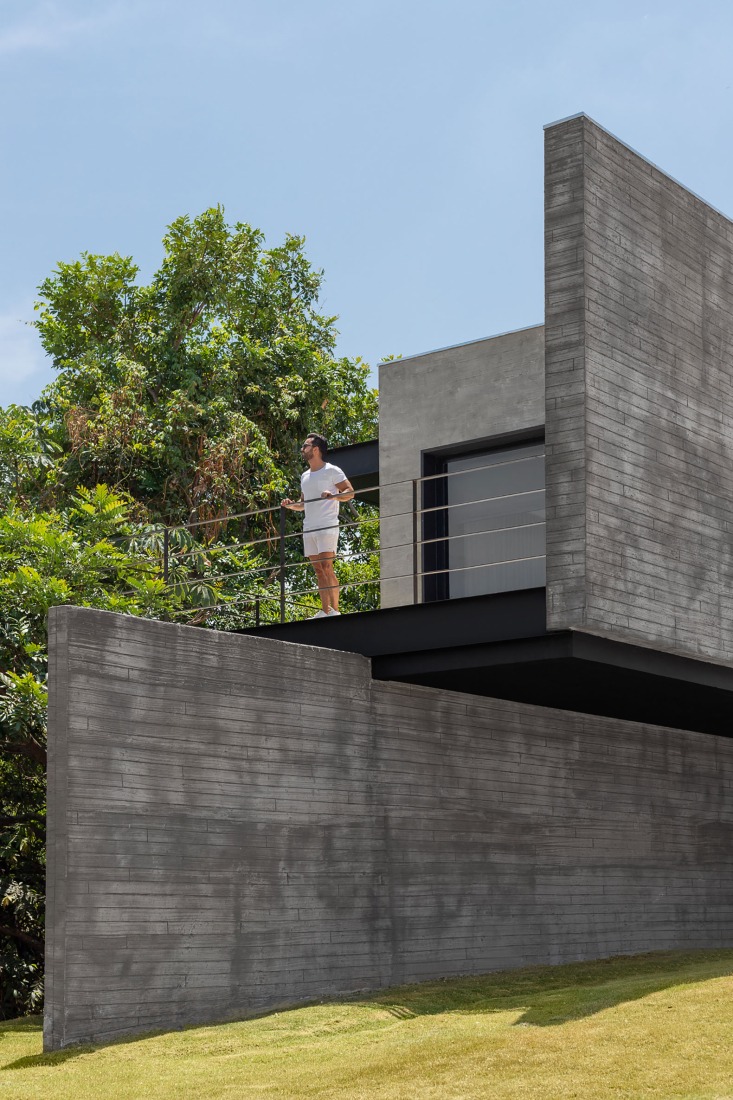Casa Paineiras by Studio Bruno Porto. Photograph by Júlia Totoli.