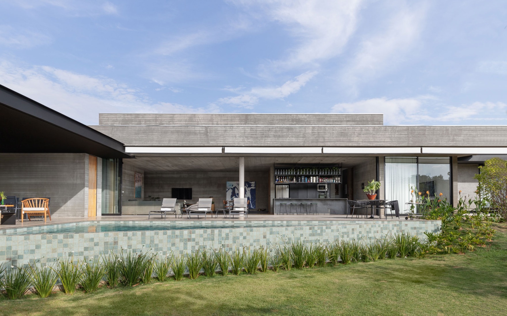 Casa Paineiras by Studio Bruno Porto. Photograph by Júlia Totoli.