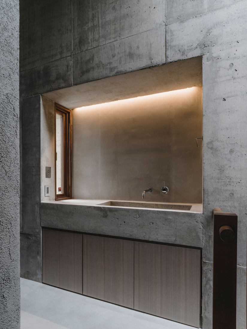 Casa en Nishizaki por Studio Cochi Architects. Fotografía por Ooki Jingu.