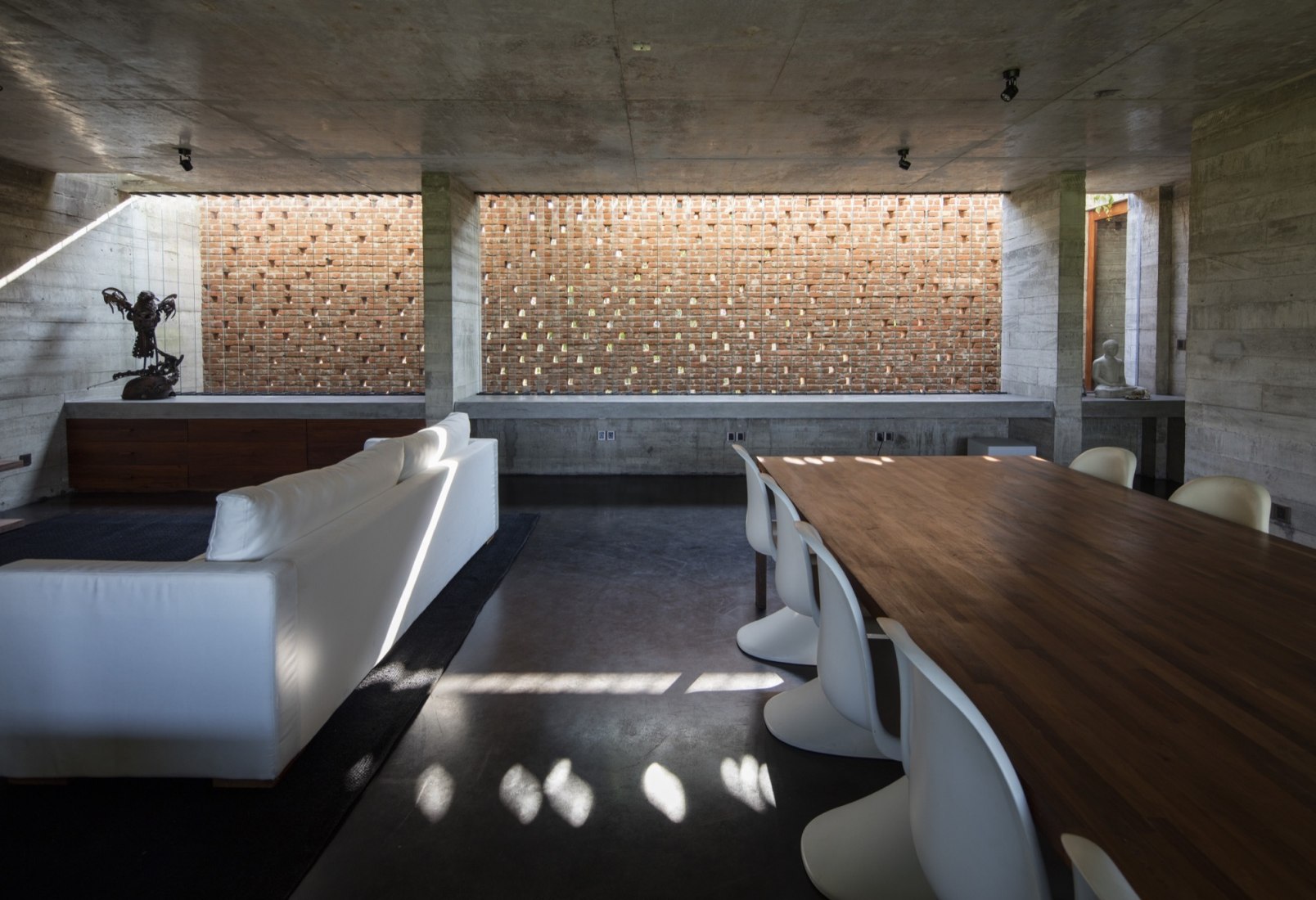 Studio Dwelling at Rajagiriya by Palinda Kannangara Architects. Photography © Sebastian Posingis