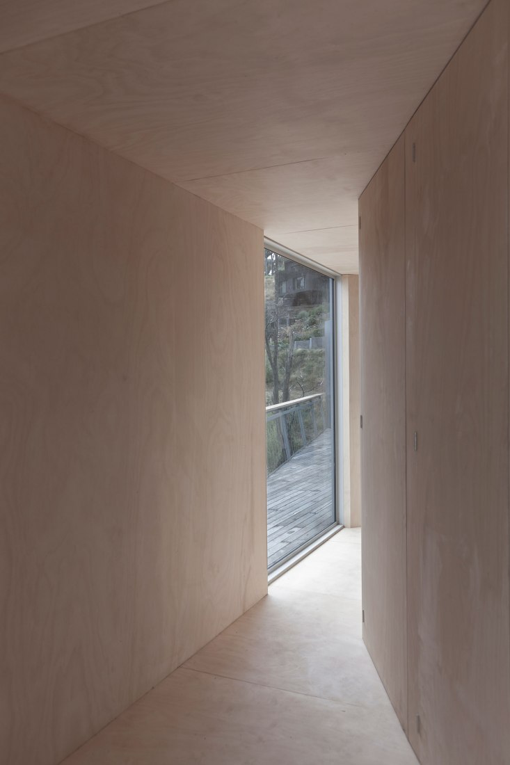 Pasillo. Casa 28 por Studio Edwards. Fotografía © Tony Gorsevski