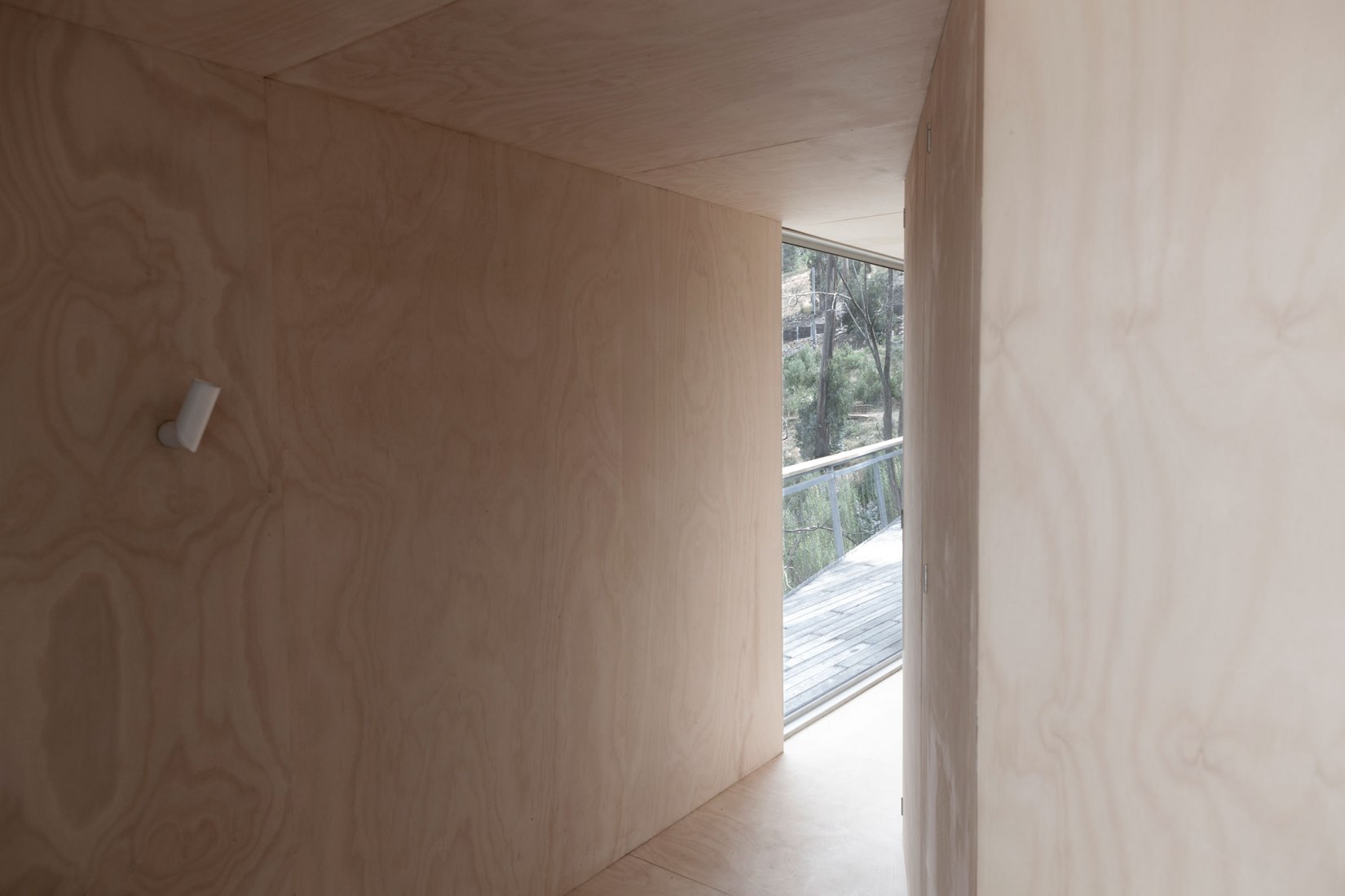 Pasillo. Casa 28 por Studio Edwards. Fotografía © Tony Gorsevski