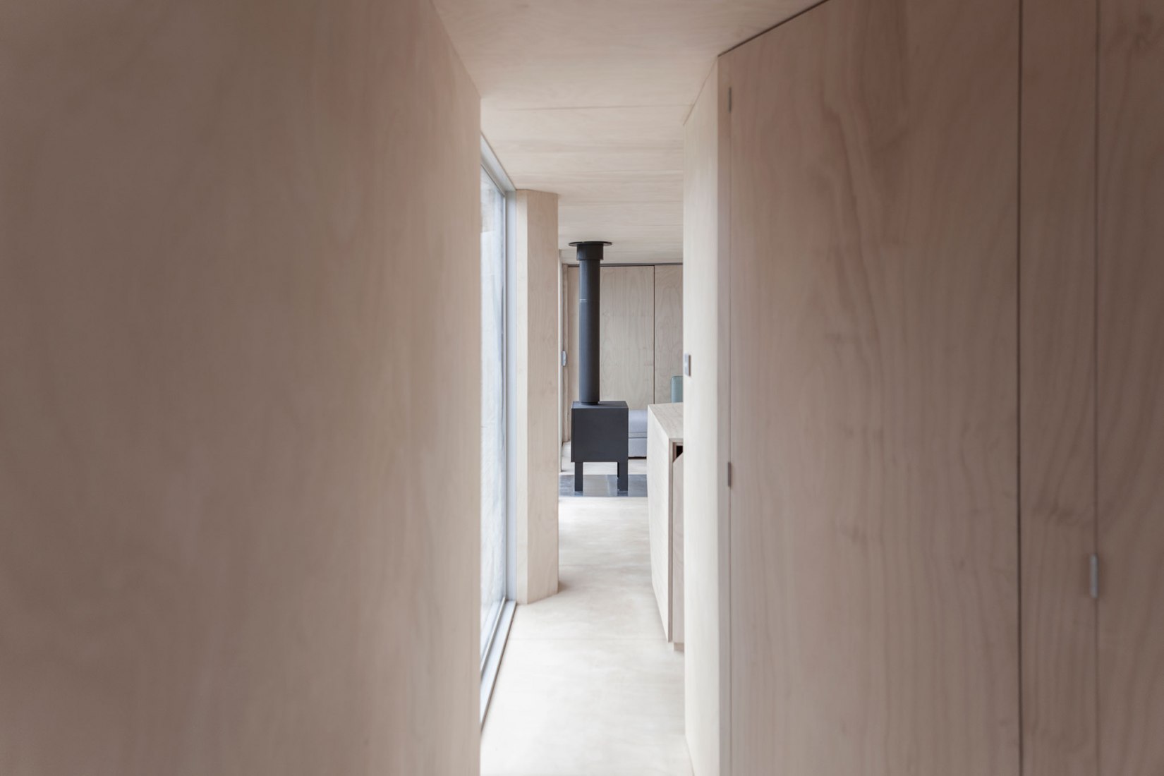 Pasillo al salón. Casa 28 por Studio Edwards. Fotografía © Tony Gorsevski