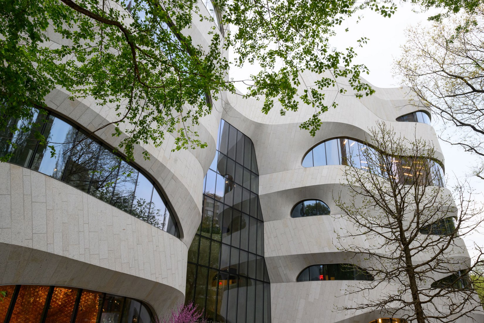 Centro Richard Gilder para la ciencia, la educación y la innovación Entrada en Columbus Avenue. El Centro Richard Gilder por Studio Gang. Fotografía por Alvaro Keding.