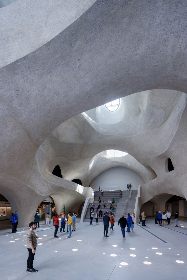 Atrio de exploración Kenneth C. Griffin. El Centro Richard Gilder por Studio Gang. Fotografía por Iwan Baan.
