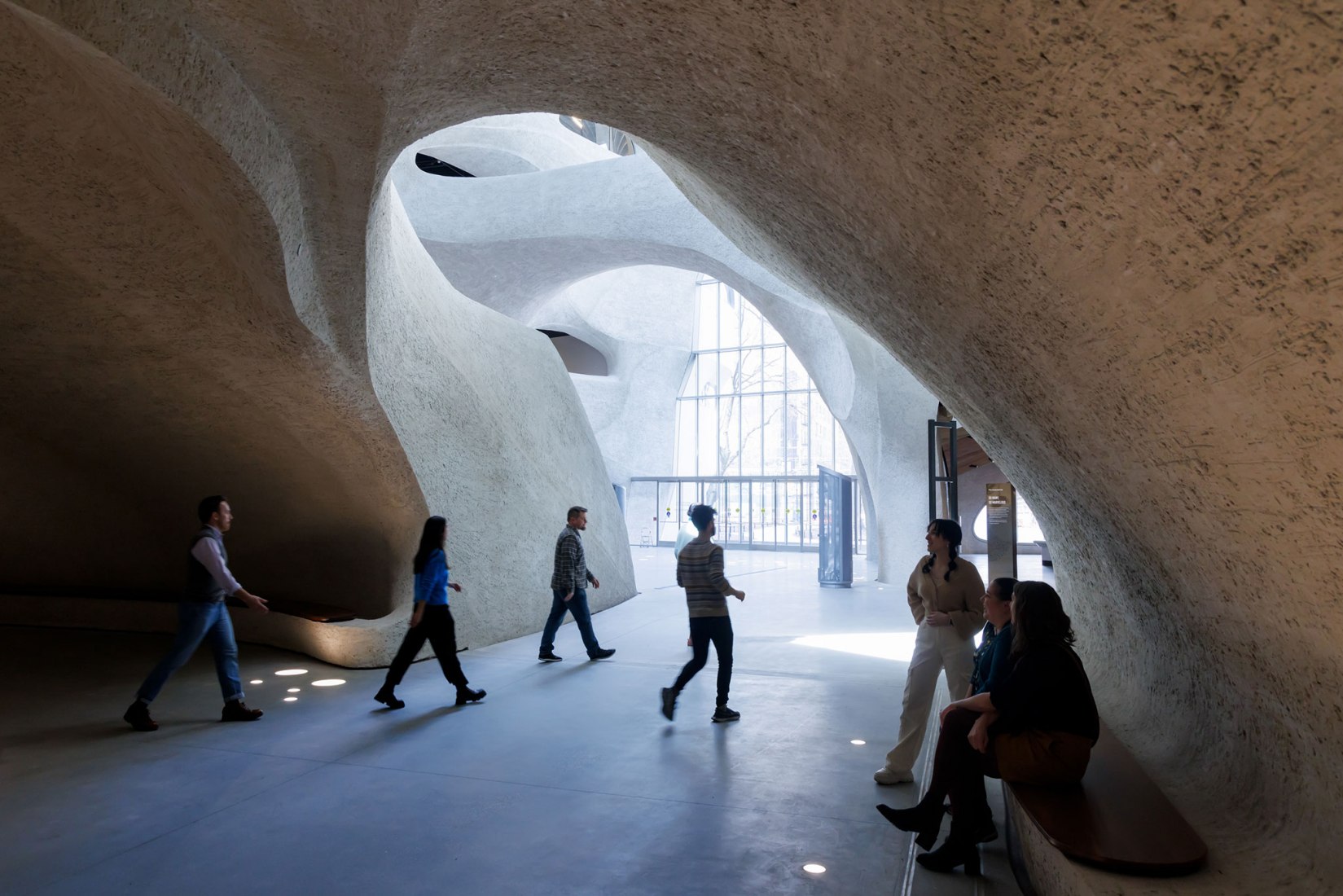 Pasillos junto a la escalera en el atrio de exploración Kenneth C. Griffin. El Centro Richard Gilder por Studio Gang. Fotografía por Iwan Baan.