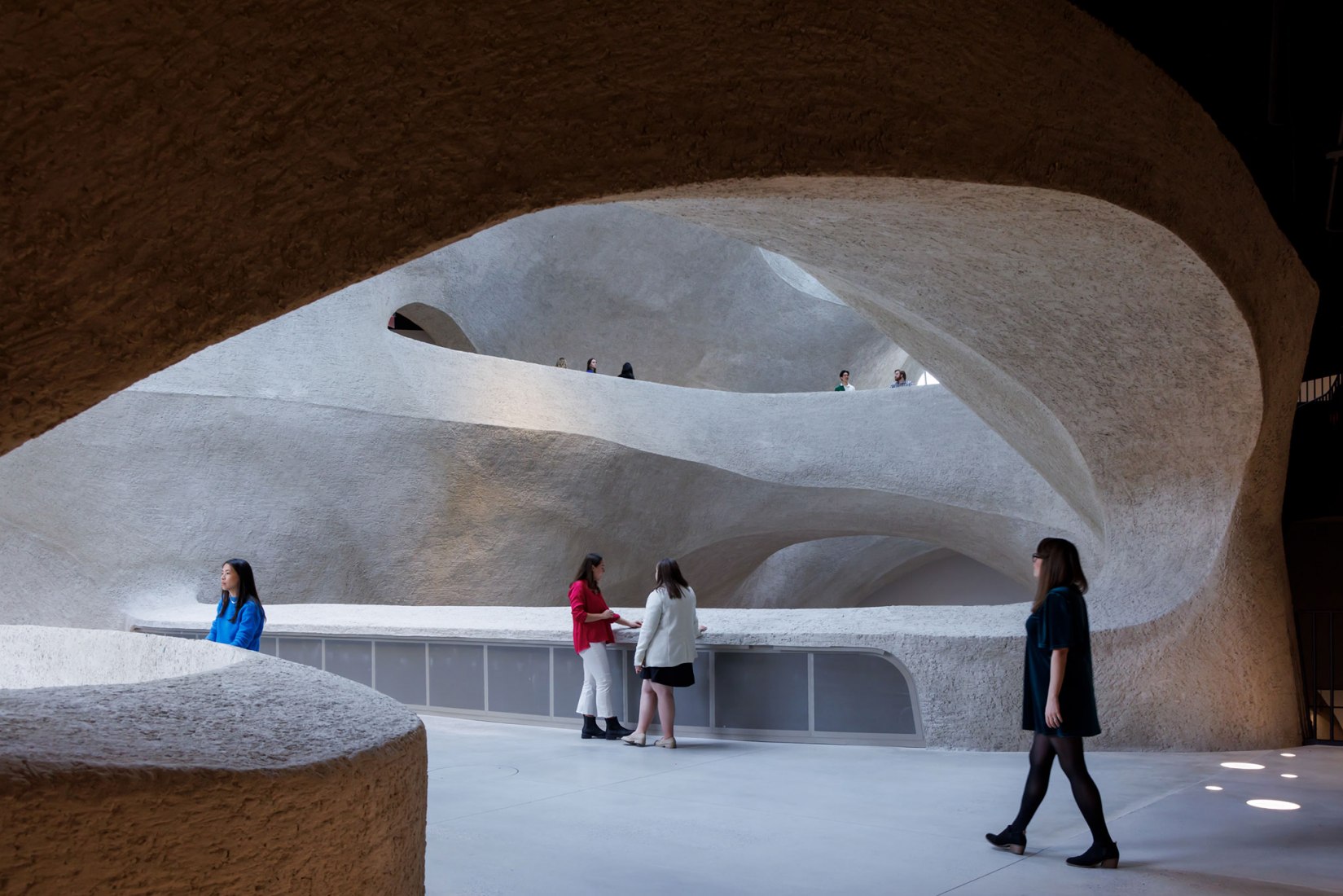 Puente del tercer piso a la experiencia inmersiva de los mundos invisibles. El Centro Richard Gilder por Studio Gang. Fotografía por Iwan Baan.
