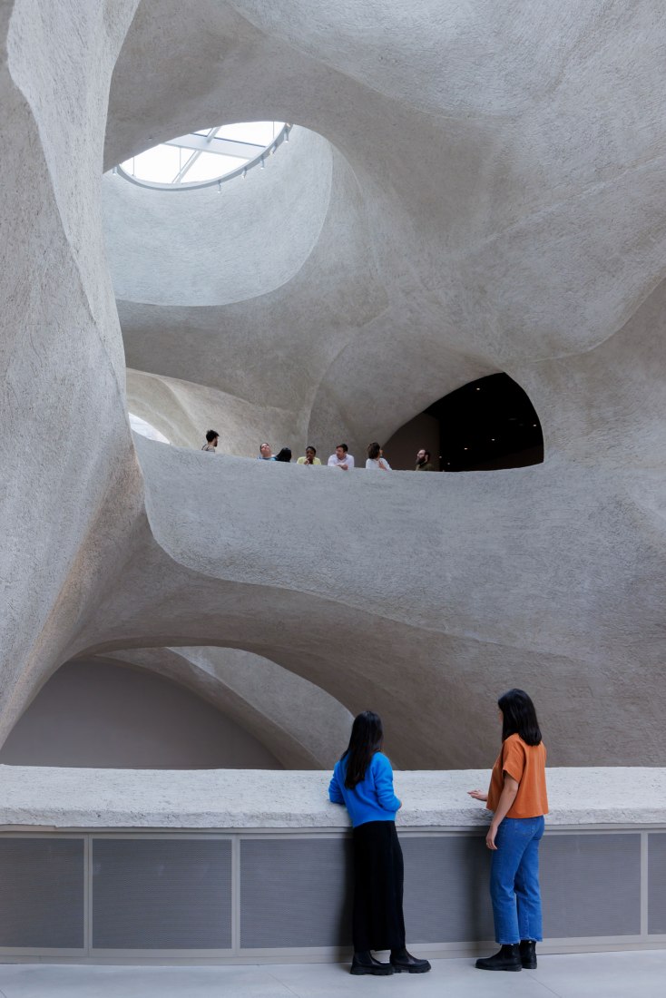 Líneas de visión desde el puente del tercer piso. El Centro Richard Gilder por Studio Gang. Fotografía por Iwan Baan.
