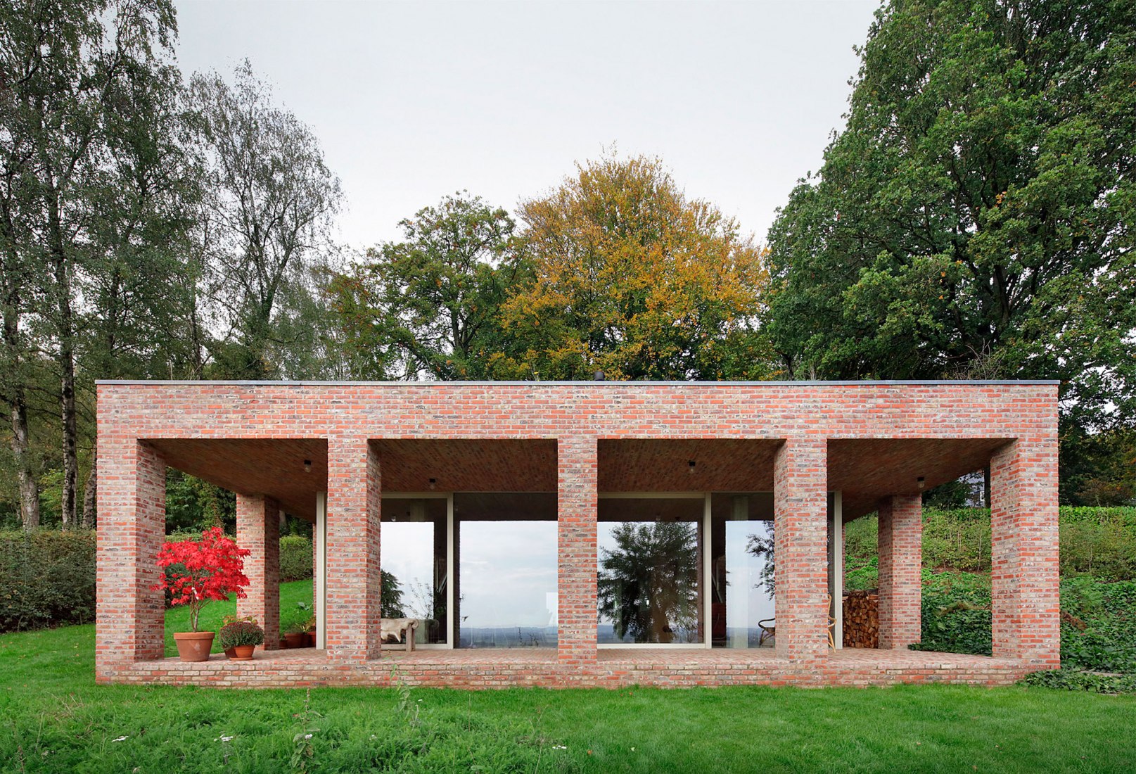 Sloped Villa por Studio Okami en Bélgica. Fotografía por Filip Dujardin