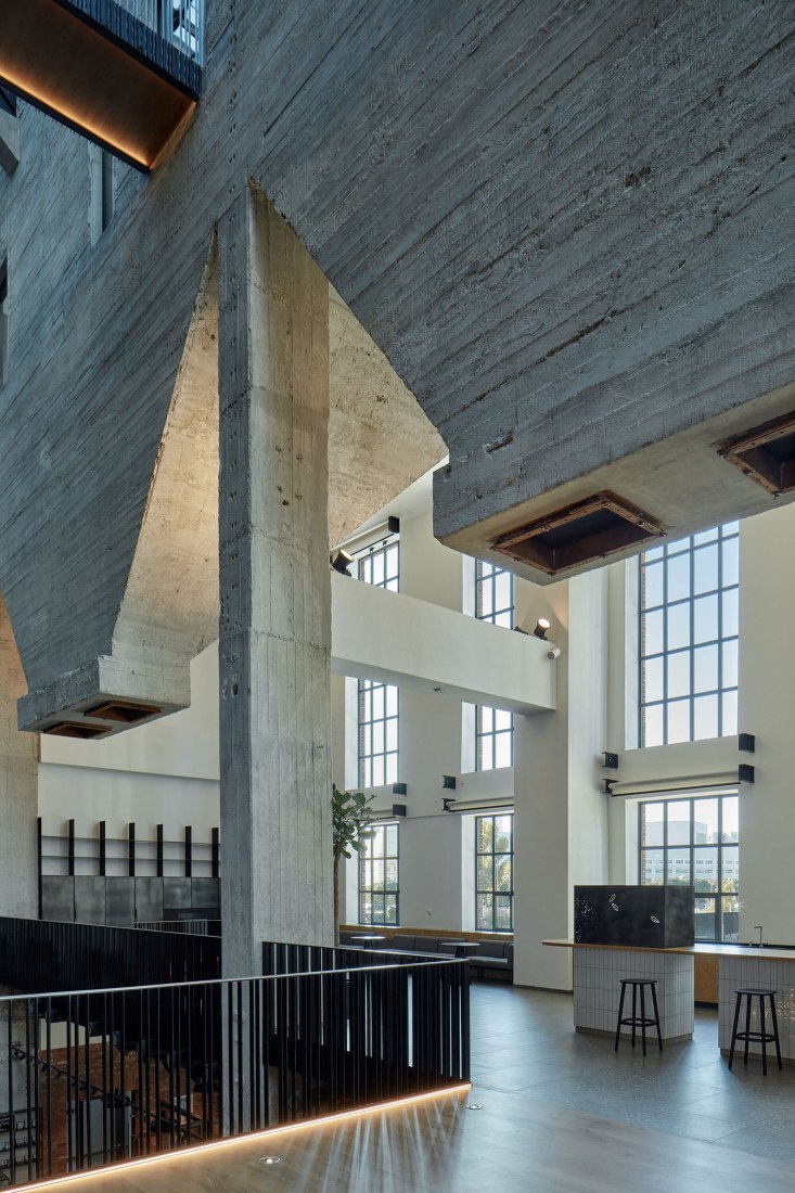 Base4Work Bratislava por Studio Perspektiv. Fotografía por BoysPlayNice.