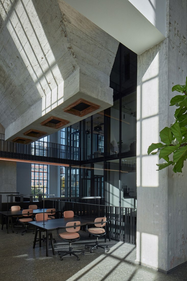 Base4Work Bratislava por Studio Perspektiv. Fotografía por BoysPlayNice.