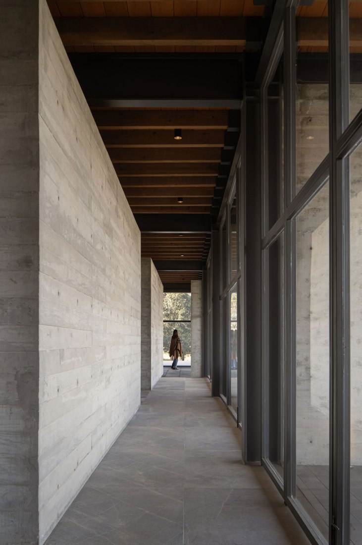 Piedra Grande Equestrian Clubhouse by Studio rc. Photograph by Cesar Belio.