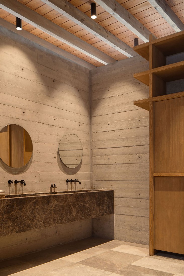 Piedra Grande Equestrian Clubhouse by Studio rc. Photograph by Cesar Belio.Piedra Grande Equestrian Clubhouse by Studio rc. Photograph by Cesar Belio.