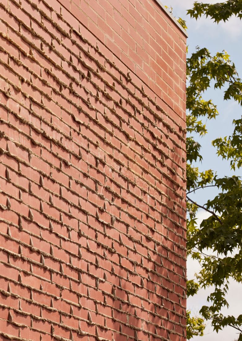Brick House por Studio Roam. Fotografía por Jack Lovel.