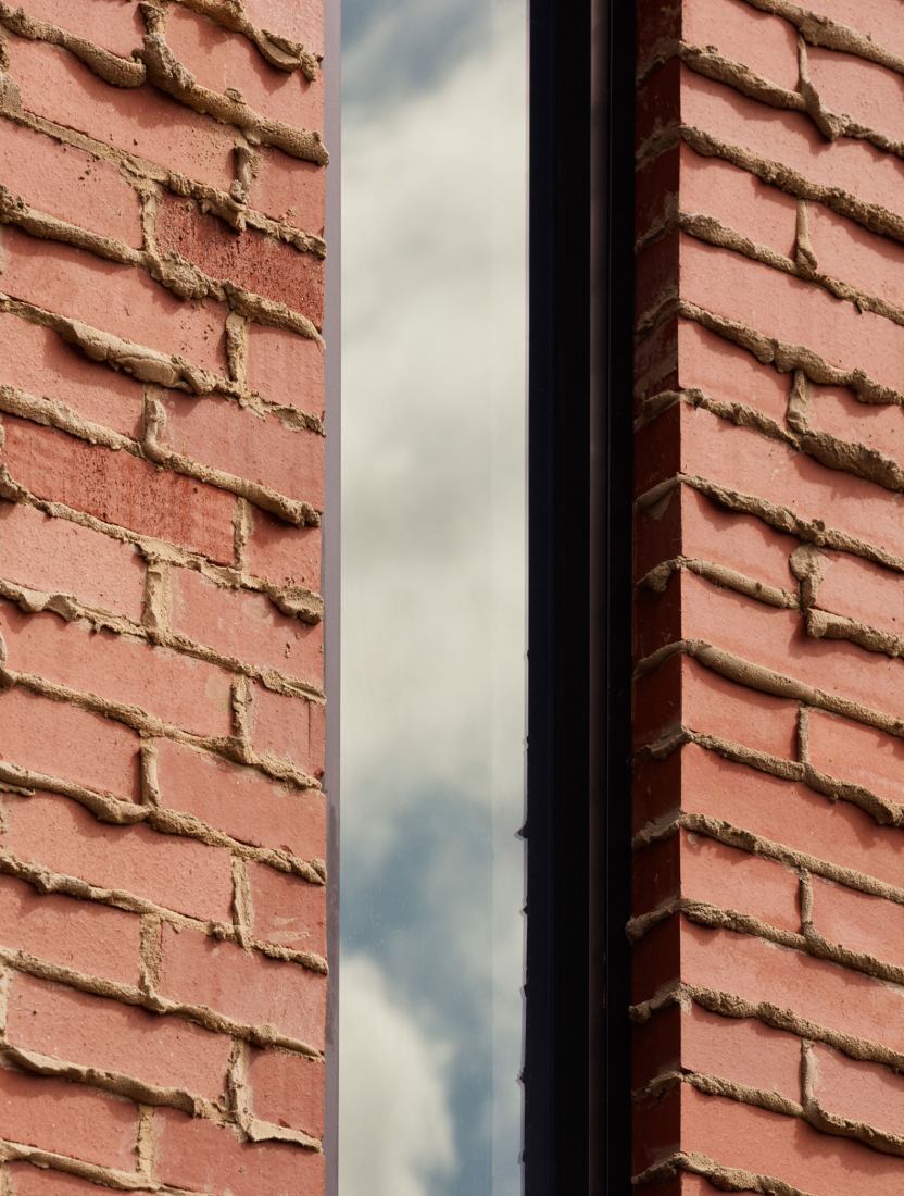 Brick House por Studio Roam. Fotografía por Jack Lovel.